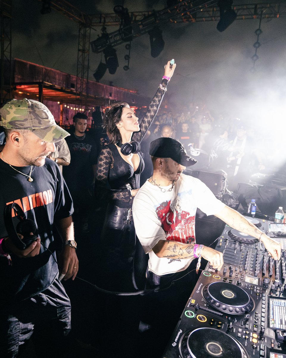 saralandrydj's tweet image. 💫CUTEST FEW DAYS IN MIAMI💫

had such a fun 48 hrs in Miami last week for Miami Music Week✨

I attended the inaugural @ThisFemmehouse awards where I was presented with the Producer of the Year Award.  It was amazing to be with so many of my incredibly talented female peers🖤