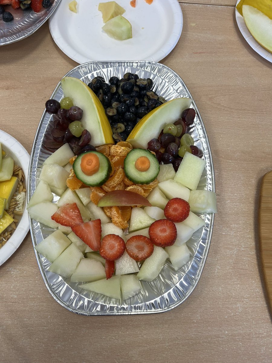 MissCochraneT's tweet photo. This afternoon, we made wrap pinwheels and a delicious fruit platter as part of our health and well-being activities! The kids had a great time and even gave it an Easter-themed twist 🐰🥒🥕🍓🍎🍇 https://t.co/RiWT3KErdq
