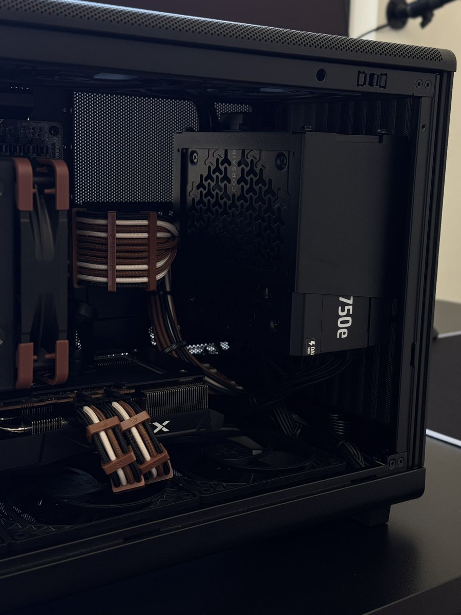 2dr0z's tweet image. Added the new psu and did some cable management, really happy with how this turned out