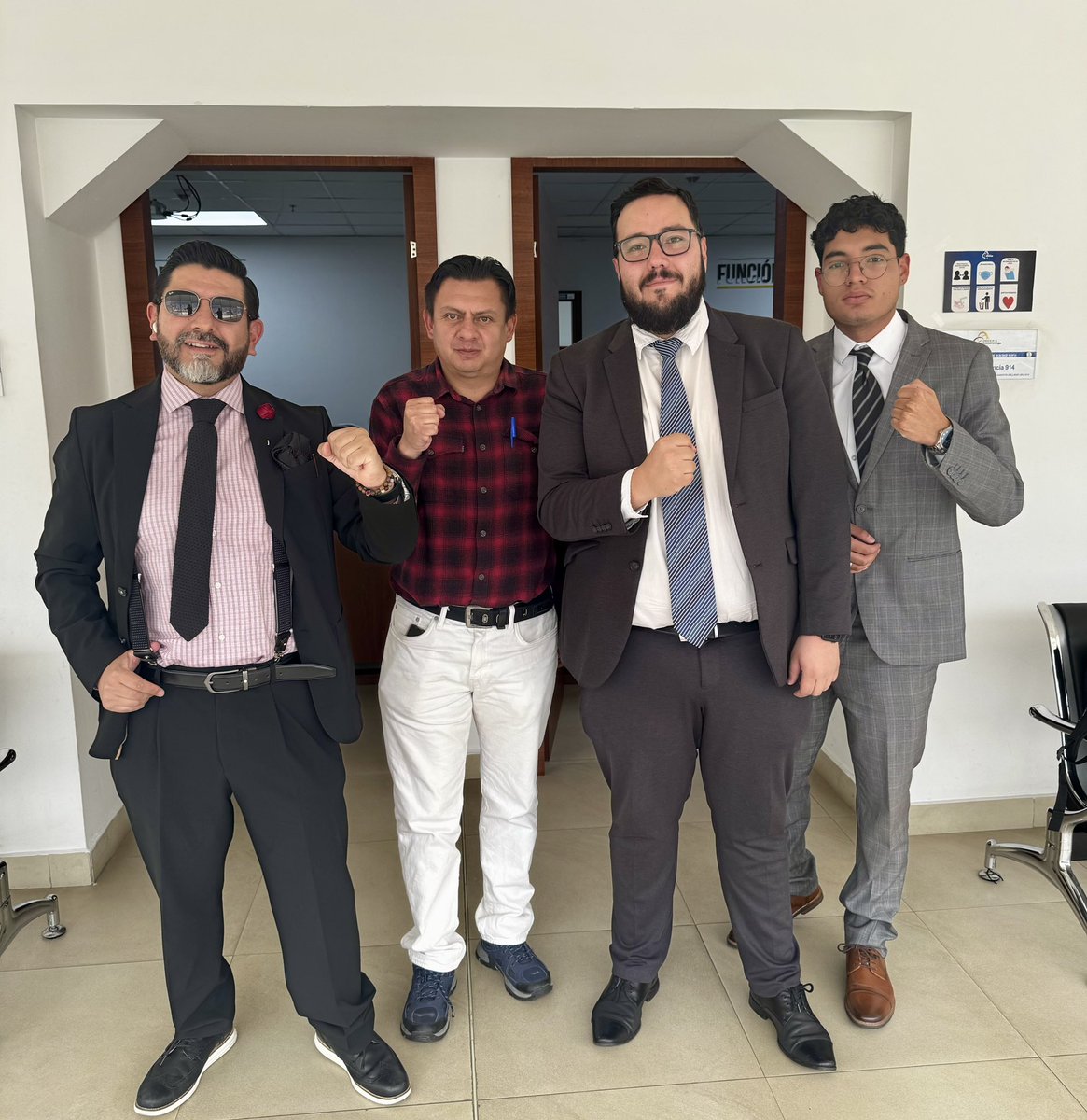 Drwandradee's tweet photo. 🚨COBARDES MISMO SON|| el colega Juan Francisco Román en un post anterior me acusa falsamente de una infracción penal. 
Haciendo gala de estilo de abogado de comisaría, me insulta y desafía, diciendo que me “espera en una audiencia…”. 
LO REAL: 
✍️Hoy tuvimos una audiencia en la causa 17371-2024-00700 en la cual su estudio jurídico defiende a Ramiro Rivera (@RamiroRiveraEc) y a El Comercio. Ni siquiera asomó sus narices. (Les ganamos!). 
✍️Este recaderito de la oligarquía, defensor acérrimo del gobierno del #GranPadrino de Lasso y hoy de Mr. Daniel Noboa, cobardemente ha eliminado su post infamante, pero me permito recordárselo, porque es tan lleno de falsedad que debo restregárselo en la cara a ver si tiene un poco de vergüenza. 

Pd: @JuanFraRoman te estuve esperando en la audiencia, y no para rebajarme a tu nivel cayéndote a golpes, sino para darte una clase de derecho y de deontología jurídica😉
#PagaElComercio #ElComercioPaga 
#NiUnVotoAlaDerecha