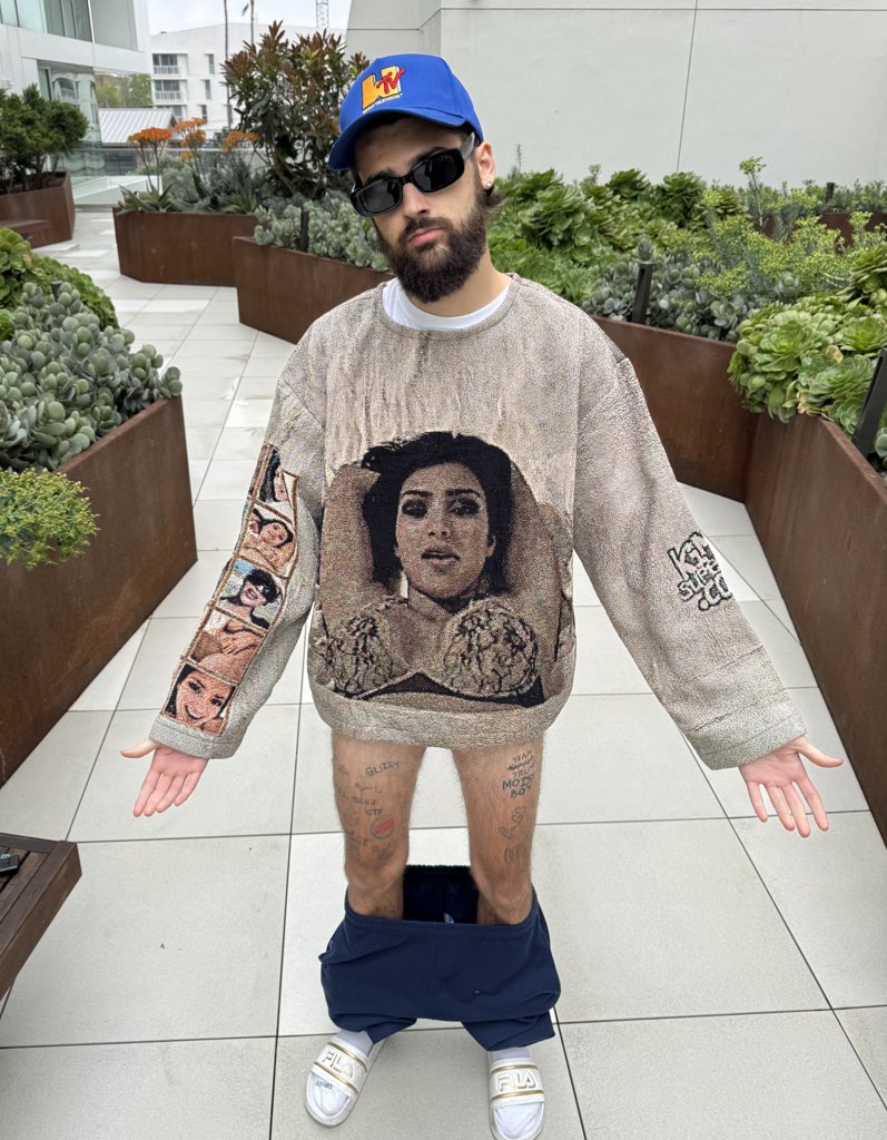 SolJakey's tweet image. Yo @kanyewest 

Do you like my new sweater?