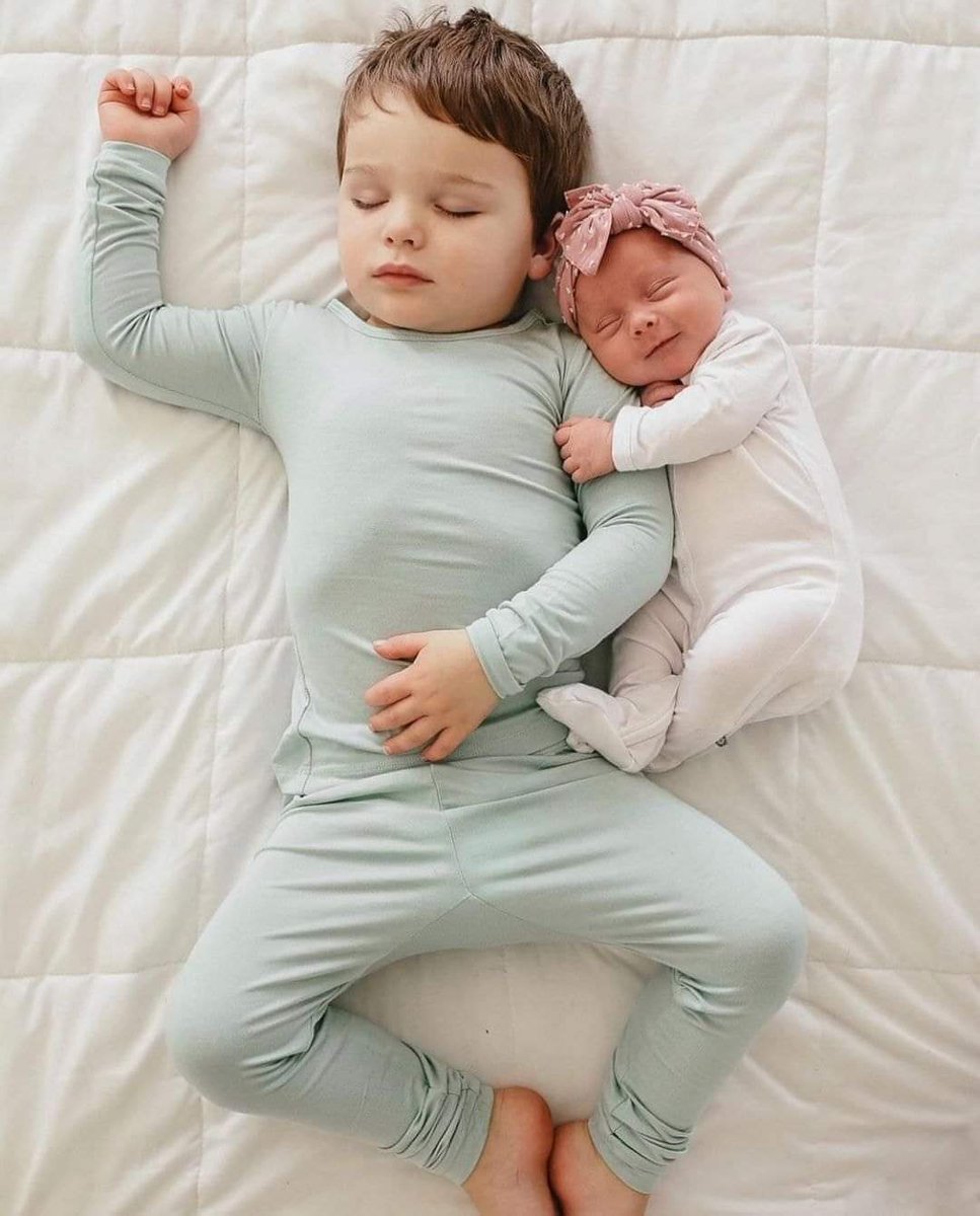 نشرت الأم هذه الصورة وكتبت عليها

:"يبدو أن الأخت تعلقت بأخيها مبكرا" ❤