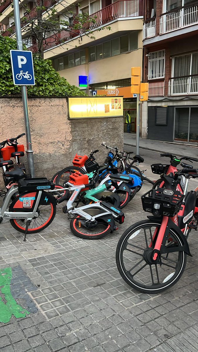 AlmirallSerra's tweet photo. Aquest és el despropòsit que vivim a #LaSalut amb @ridemovi, @BirdRide, @Donkey_Republic i més empreses de ferralla que l’@bcn_ajuntament va tolerant https://t.co/iKQXh4hOZf