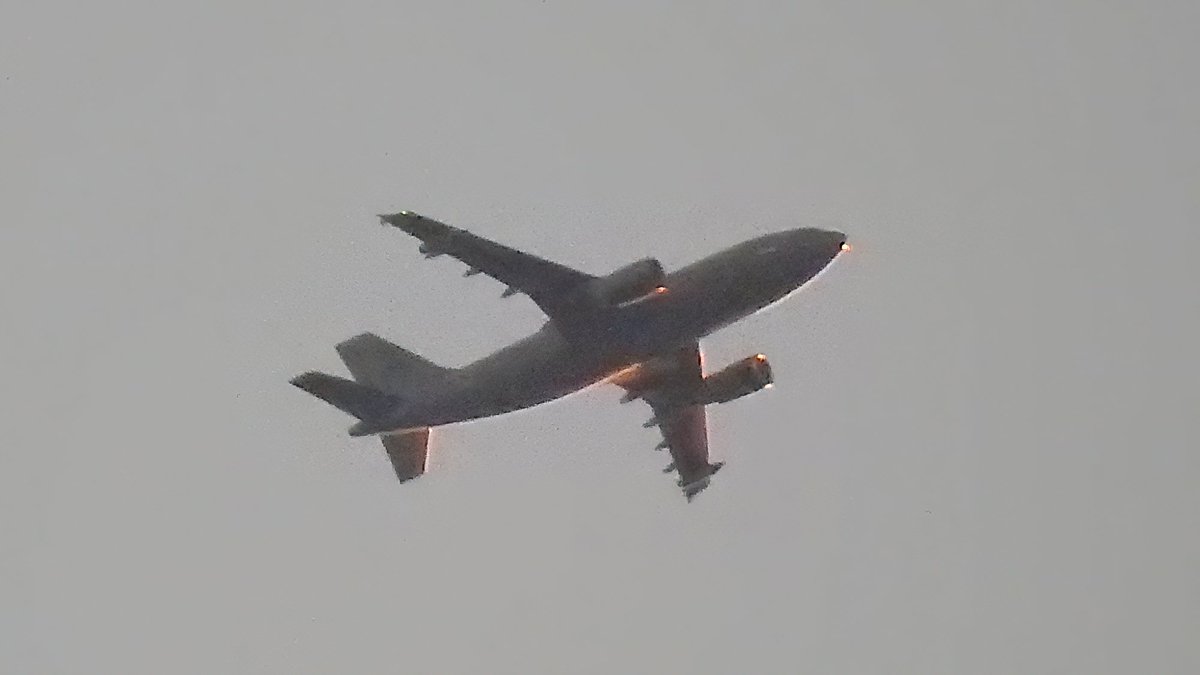 EHSBspotter's tweet photo. A busy #RamsteinFlag night tonight:
French Air Force Boeing E-3F AWACS 702-CA #FAF9025
Royal Canadian Air Force 15004 CC-150T Polaris #HOSER97
NATO MMU Airbus A330 MRTT T-059 #MMF92
Unfortunately everything is dark and backlit -- at least they're recognizable!
#NLspot https://t.co/4jpfVmiAJl