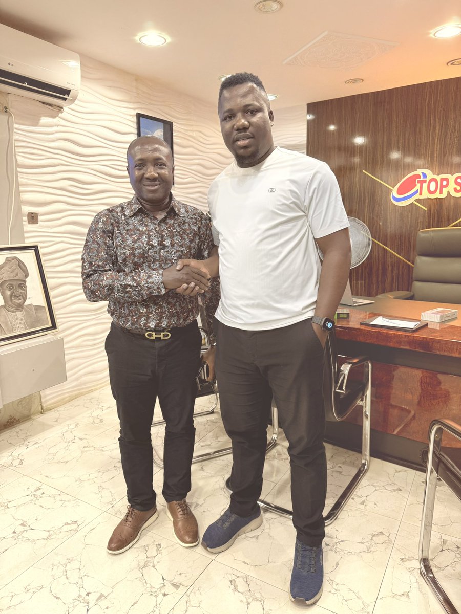 Fagalex_GDS's tweet photo. Diving deep into the Southwest consumer electronics market with the best! Thanks, Mr. Odetayo! #TOLEX #marketpenetration #electronics https://t.co/ZGt1vMGl1u