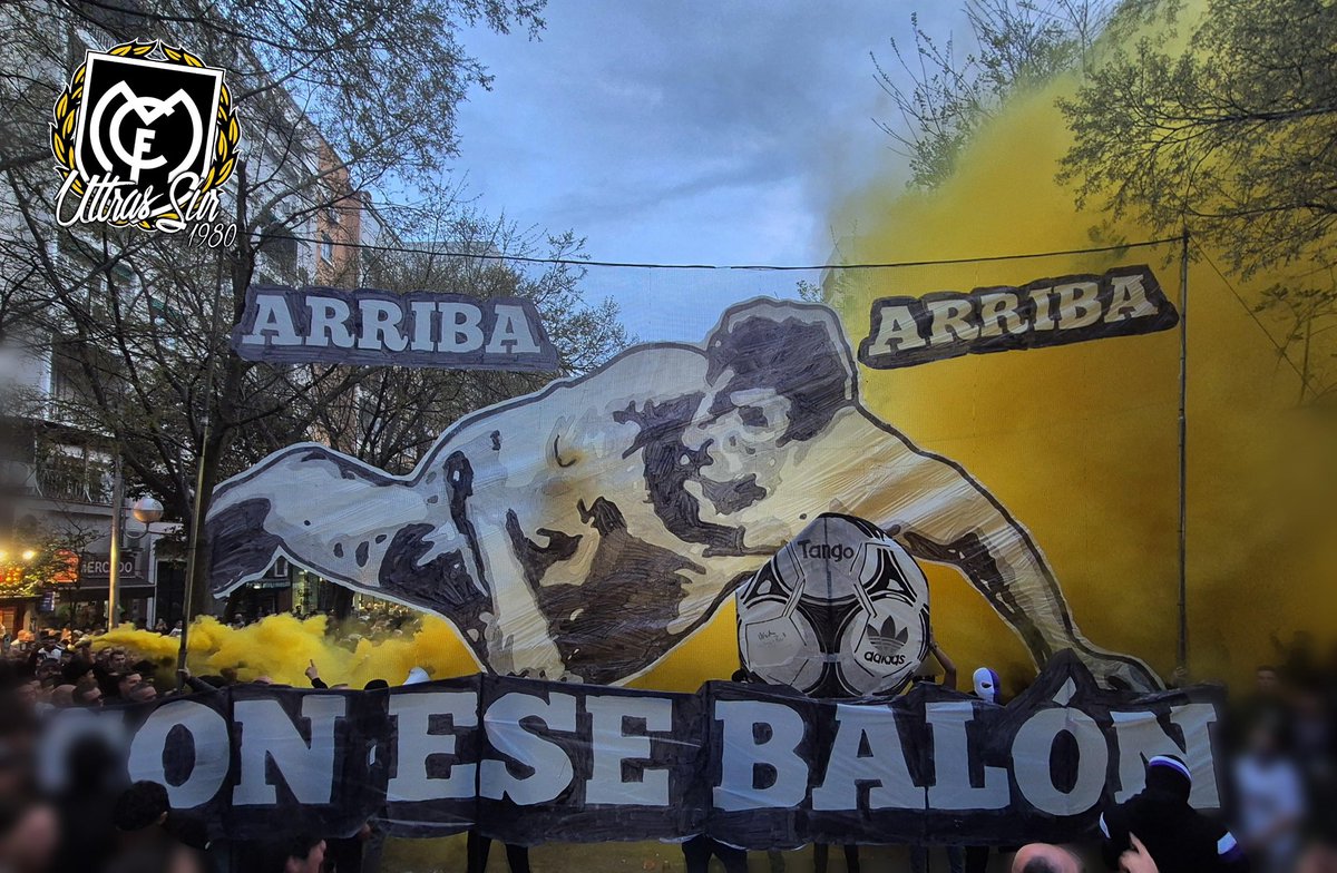 FondoSur_1980's tweet photo. ¡Arriba, arriba, con ese balón!
#UltrasSur #SiempreFieles #JuanitoEterno https://t.co/SDiFvZXV2w