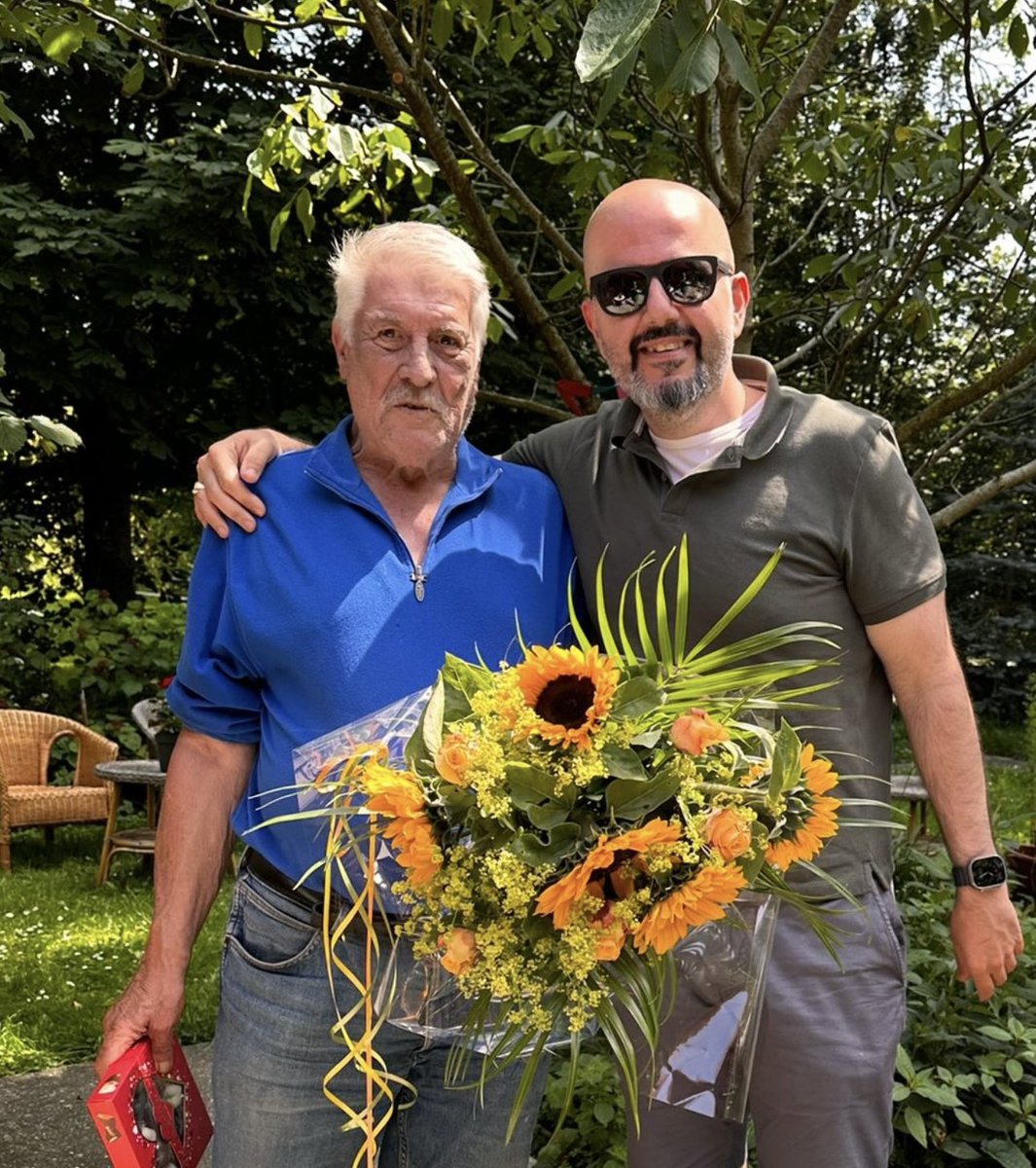 Dertien jaar geleden kwam ik in Nederland aan. Alles was nieuw. Koud. Onbegrijpelijk soms. Tot ik Gerard ontmoette. Hij was officieel taalcoach bij <a href="/VluchtelingWerk/">VluchtelingenWerk Nederland</a>. Maar hij werd veel meer dan dat. Geen begeleider, geen hulpverlener. Een vriend van het leven.

Meer dan 300 dagen