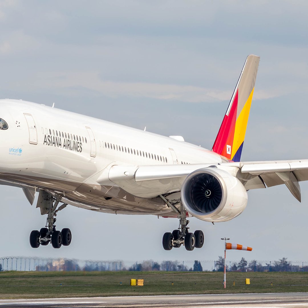 prgairside's tweet photo. @Flyasiana 🇰🇷 dnes zahájila pravidelné lety mezi Soulem a Prahou 🛬. S Airbusem A350-900 bude na lince létat 3x týdně a doplní tak již operující @KoreanAir. https://t.co/ZJaOhY7llJ