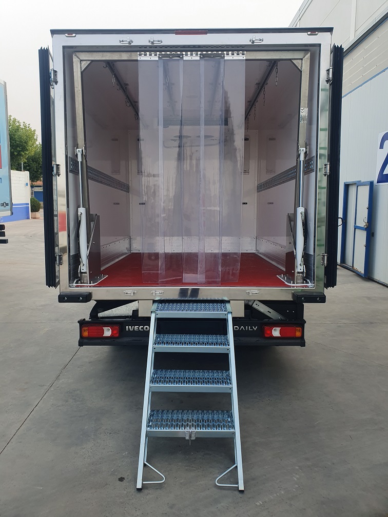 Carrocería frigorífica con escalera trasera extraíble, tripuerta trasera, techo reforzado, 4 vías con soportes inoxidables, portería hidráulica inoxidable para carga de animales de fabricación propia homologada, portillones de ventilación y equipo de frío: tinyurl.com/45a6xjft