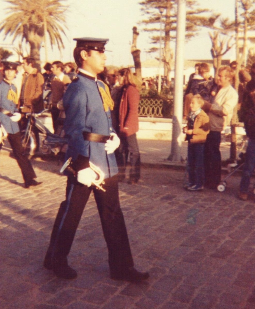 Cristo del Perdón pudo oírse por primera vez en la ciudad de Sevilla en los conciertos dedicados a Santa Cecilia de 1985. Interpretada por la gaditana y extinta banda "Luz y Aguas".

A las 22:00 horas en el 🎼102.7🎵

 📷 aparece el maestro Miráut.