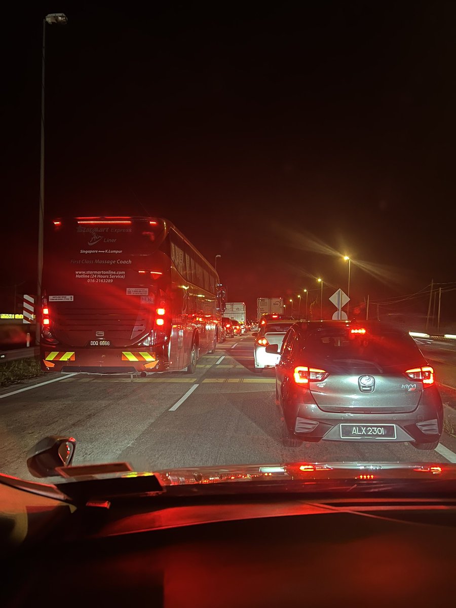 5hukriHamid's tweet photo. @JeffreyTeoh @PDRMsia_Trafik @PDRMsia @saifnasution @KDNPUTRAJAYA @anwaribrahim @AmirudinShari @astrotraffic @elzalyff @TarentoV3 @skumar176 @asnankadir @beritartm @BernamaTV @BuletinTV3 @DrDzul @Thiban_ben Dari tadi jammed kat sekinchan ni baru sampai hospital tg karang…  xde polis jaga ke traffic? https://t.co/Dkp9ts3QUK