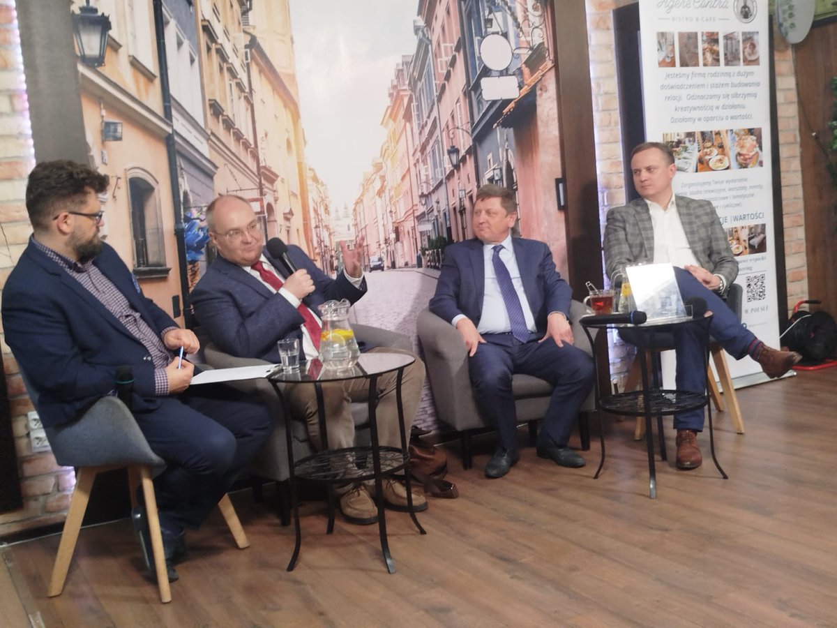 Bartłomiej Radziejewski (@radziejewski) on Twitter photo Bardzo dobra dyskusja dziś w Agere Contra o zmieniającej się rzeczywistości międzynarodowej jako wyzwaniu dla Polski. Sporo sporu "w rodzinie" o rozumienie ruchów Trumpa.
Odtąd będziemy takie spotkania stacjonarne robić regularnie, raz na miesiąc.
Z: <a href="/kurasroberto/">Robert Kuraszkiewicz</a> Bardzo dobra dyskusja dziś w Agere Contra o zmieniającej się rzeczywistości międzynarodowej jako wyzwaniu dla Polski. Sporo sporu "w rodzinie" o rozumienie ruchów Trumpa.
Odtąd będziemy takie spotkania stacjonarne robić regularnie, raz na miesiąc.
Z: <a href="/kurasroberto/">Robert Kuraszkiewicz</a>