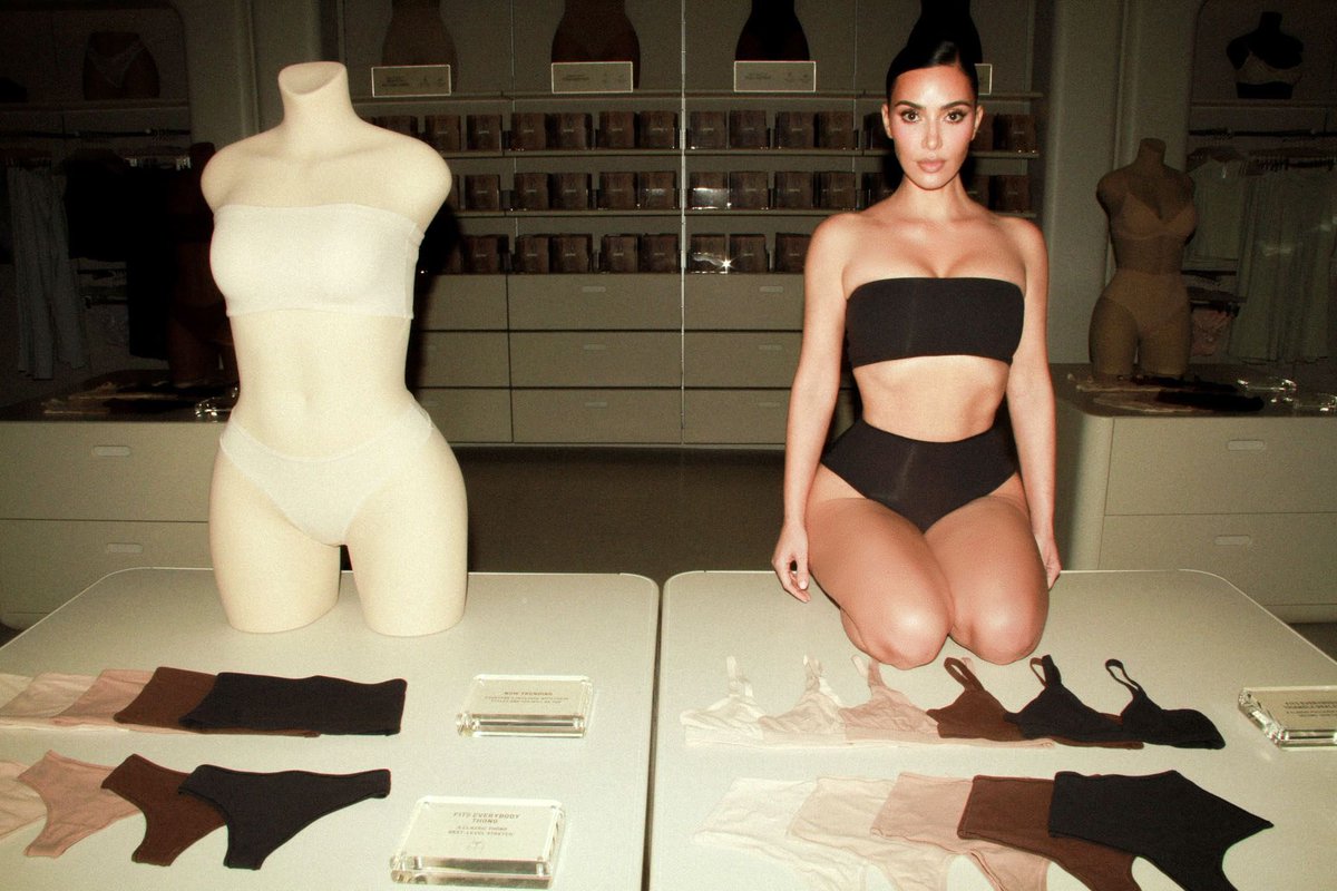 KimKardashian's tweet image. The SKIMS Los Angeles Flagship is now open.
To celebrate, the SKIMS Drive-In will be open at the historic @melsdrivein next door from April 2 - April 6. Link in bio for reservations.