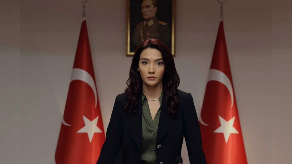 TRT’de yayınlanan teşkilat dizisinin oyuncusu 
Aybüke Pusat 
Özgür Özel‘in gazına gelerek boykot çağrısında bulunuyor, paylaşımlar yapıyor..
Parayı devletten kazanıyor, devletin kökünü kazıyor.. 
Allah’ım sen bize akıl ver…