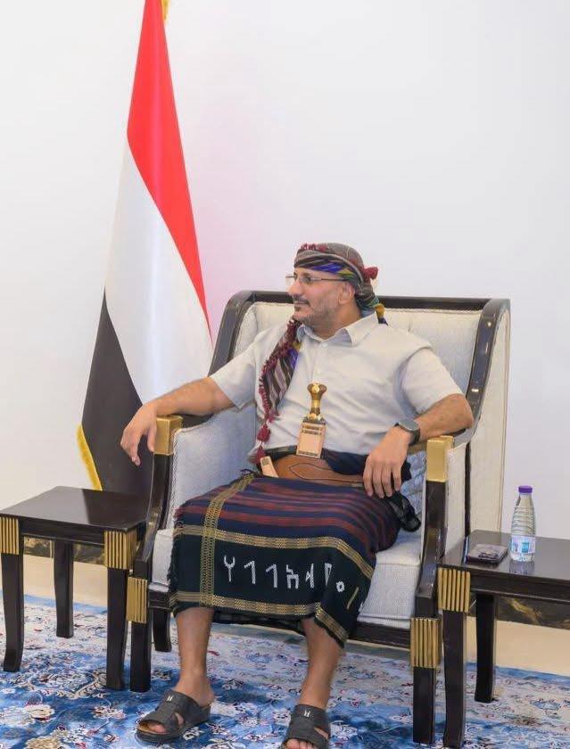 RashadSofe's tweet photo. اهم ما يقدمه طارق صالح 

كتب / عادل النزيلي 

اهم ما يقدمه طارق صالح لو استثنينا كل ماهو ملموس كقوة عسكرية نظامية وبنيه تحتيه تعتبر الاولى في اليمن بظل الظروف اللي تمر فيها البلاد وغيره مايحسب له

هناك ماهو اهم من هذا كله 

وهو ما يقدمه الرجل من الأمل.. لكل ال��اس باستعادة الدولة الخدمية الراعية للمواطن 
الأمل لعودة الحياة السياسية والخدمية والشعب صاحب حق 

حتى اشد معارضيه واكثرهم نقمه يقدم لهم الأمل في معارضة سلطة او كيان نظامي جمهوري يتيح لهم هذا الامل استعراض نقدهم ضد مشروع 

عندما قالوا لو عادت السلطة لخرجنا ضدها هذا هو الأمل وان اختلف مكان صاحبه واغلق على نفسه زاوية الانفلات كطريق اجباري لكنهم لا ينكروا انه املهم في عودة السلطة وانه بكل الأحوال أملهم في استعراض ما يعتقدوا ان الله خلقهم لأجله 

واجد ان الرجل يعطي الأمل لمعارضيه اكثر من الذين يتفقوا معه
فهو يرضي بحيويته شعور من يتفقوا معه وهذا قد يمنحهم شعور بالاسترخاء فهنالك قائد يعتمد عليه وهذا سلوك خاطئ
فكل انصاره يفترض ان يستلهموا منه روح المبادره

لكن الأمل الذي يمنحه لمعارضيه في تحفيزهم على الدوام بالتفكير على النيل منه وتصيد او اختلاق اي زلات 

ماذا لو لم يكن هنالك طارق اين سيفرغ معارضيه شغفهم في محيط يائس يتقاسمهم فيه الضياع ويحيطهم الظلام من كل جانب.
@AdelSnozili 

..