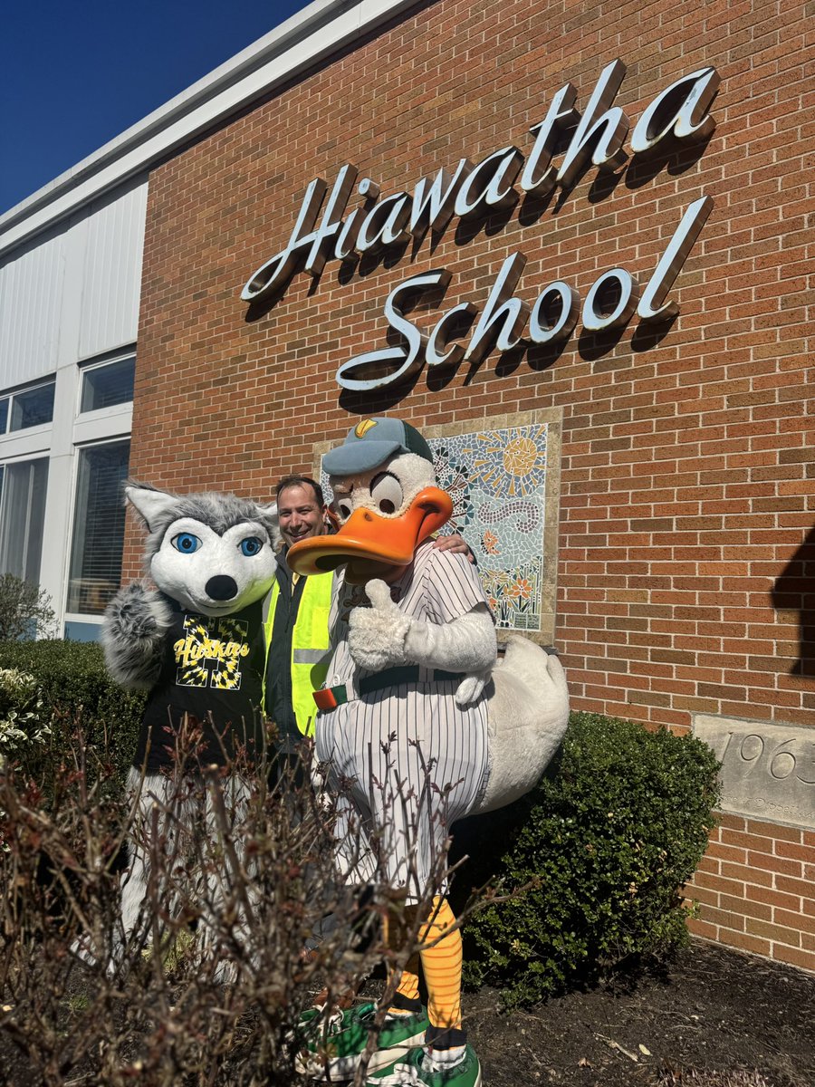 HiawathaHuskies (@hiawathahuskies) on Twitter photo 🦆🐾Our favorite friends Hunter and Quacker Jack stopped by Hiawatha today! 🐾🦆 #ThisIsHiawatha <a href="/PrincipalJW40/">Joe Watson</a> 🦆🐾Our favorite friends Hunter and Quacker Jack stopped by Hiawatha today! 🐾🦆 #ThisIsHiawatha <a href="/PrincipalJW40/">Joe Watson</a>