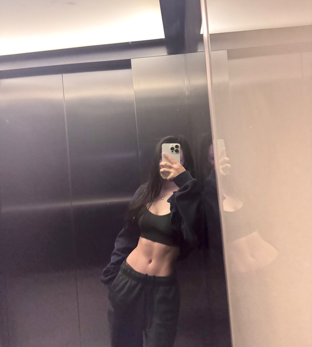 despite being suicidal and extremely depressed, i love seeing my body progress well, i make sure to take a similar picture every week to check if i'm progressing or not, and i'm always happily surprised to see that i'm actually making progress, maybe you should do the same 💋