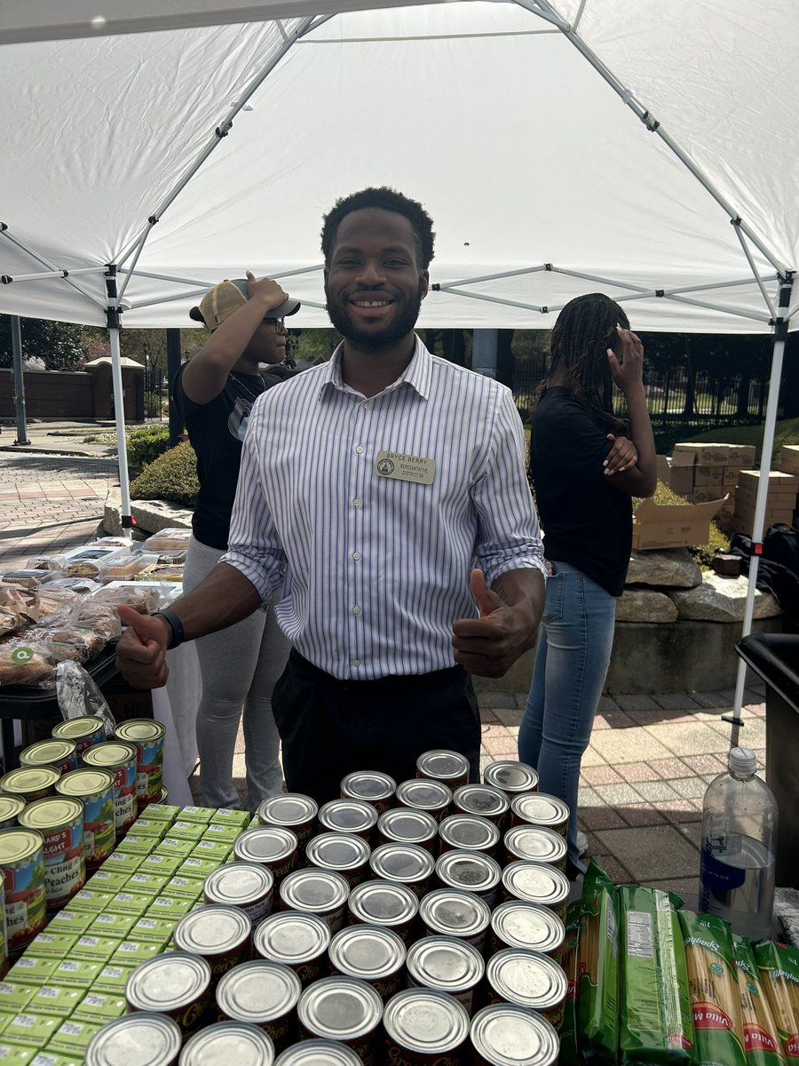 BerryforGA's tweet photo. Thanks to the Lowery Institute and all who came out to our first Campus Food Giveaway! We talked about the Hunger Free Campus Act and efforts to erode DEI in Georgia. Two days left of session, come down to the capitol…SHOW UP, STAND UP AND SPEAK OUT!
#gapol #RepBerryWorks https://t.co/NnKTzjw8XB