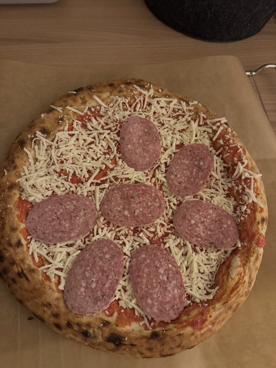 Knochen (@myknochen) on Twitter photo Hey <a href="/DrOetkerPizzaDE/">Dr. Oetker Pizza DE 🍕</a> eure neue Pizza ist mega, aber ihr schuldet mir eine Scheibe Salami 😩☺️ Hey <a href="/DrOetkerPizzaDE/">Dr. Oetker Pizza DE 🍕</a> eure neue Pizza ist mega, aber ihr schuldet mir eine Scheibe Salami 😩☺️