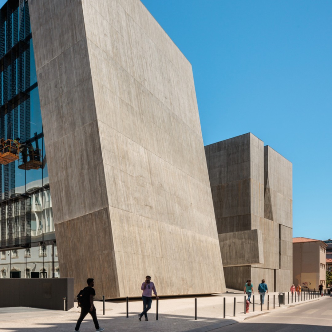 archdaily_es's tweet photo. Sede de Energía de Portugal combina materialidad y eficiencia energética en un #diseño que equilibra monumentalidad y #sostenibilidad. https://t.co/DVWYRn7osW https://t.co/V0b95vd3gn