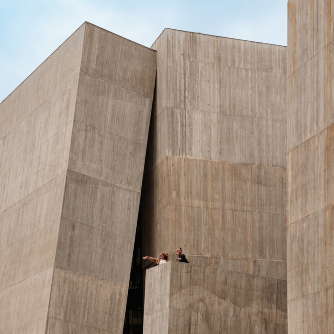 archdaily_es's tweet photo. Sede de Energía de Portugal combina materialidad y eficiencia energética en un #diseño que equilibra monumentalidad y #sostenibilidad. https://t.co/DVWYRn7osW https://t.co/V0b95vd3gn