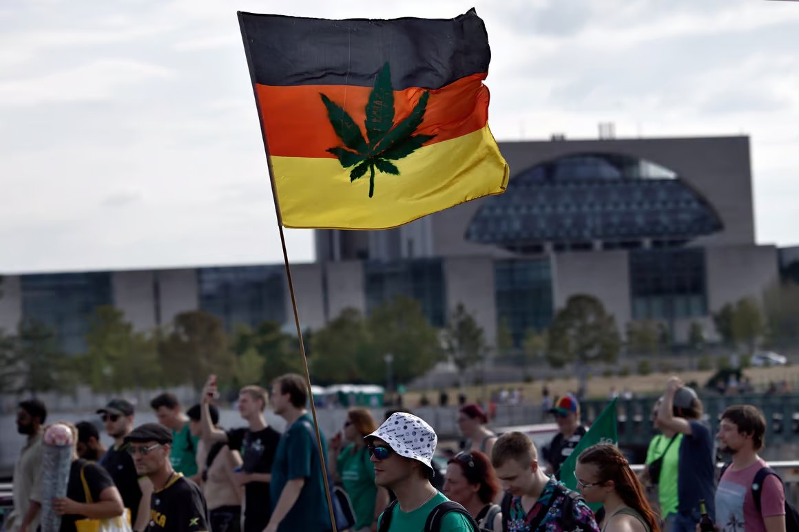 stammebark's tweet photo. Tyskland feirer i dag ett år med lovlig cannabis - og landet fungerer fortsatt, i kontrast til norsk ruspolitikk.

5 milliarder i skatteinntekter og 27 000 nye arbeidsplasser, mens @Regjeringen overlater distribusjonen til ungdom på gata og kriminelle nettverk. https://t.co/zIcjThdnCy