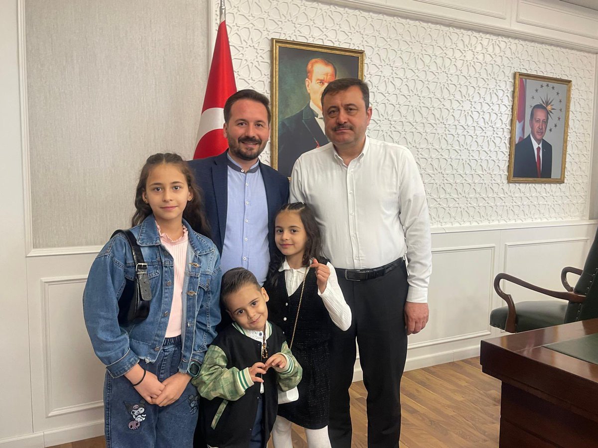 Bayramlar; birlik, beraberlik ve kardeşlik duygularının en güçlü yaşandığı özel günlerdir. Evlatlarımla birlikte değerli AK Parti Gaziantep İl Başkanımızı ziyaret ederek bayram coşkusunu paylaştık. Geleceğimizin teminatı çocuklarımızın gülüşleriyle daha da anlam kazanan bu güzel