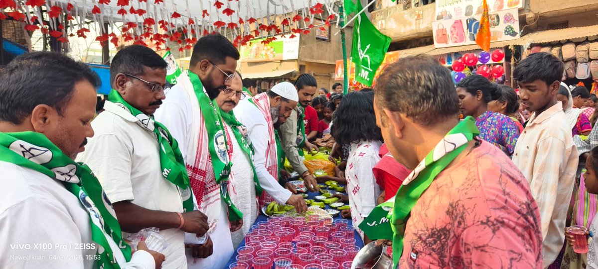 प्रकृति पूजा सरहुल महापर्व के शुभ अवसर पर झारखंड मुक्ति मोर्चा गुमला जिला समिति द्वारा शहर के टावर चौक में स्टॉल लगा कर हमारे प्यारे सम्मानित सरना आदिवासी भाइयों-बहनों श्रद्धालुओं का हर्षौल्लास के साथ स्वागत एवं सेवा किया गया, 
<a href="/HemantSorenJMM/">Hemant Soren</a> <a href="/JMMKalpanaSoren/">Kalpana Murmu Soren</a> <a href="/JmmJharkhand/">Jharkhand Mukti Morcha</a>