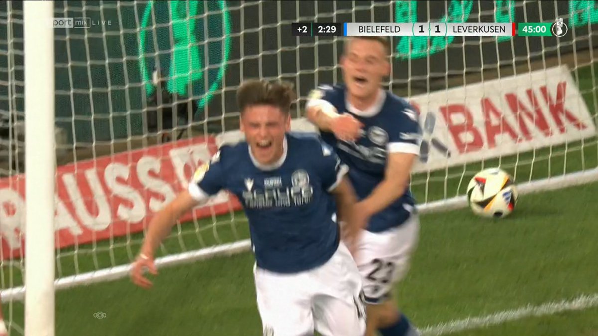 📸 BIELEFELD FÜHRT GEGEN LEVERKUSEN!!!!!!! 
#DSCB04