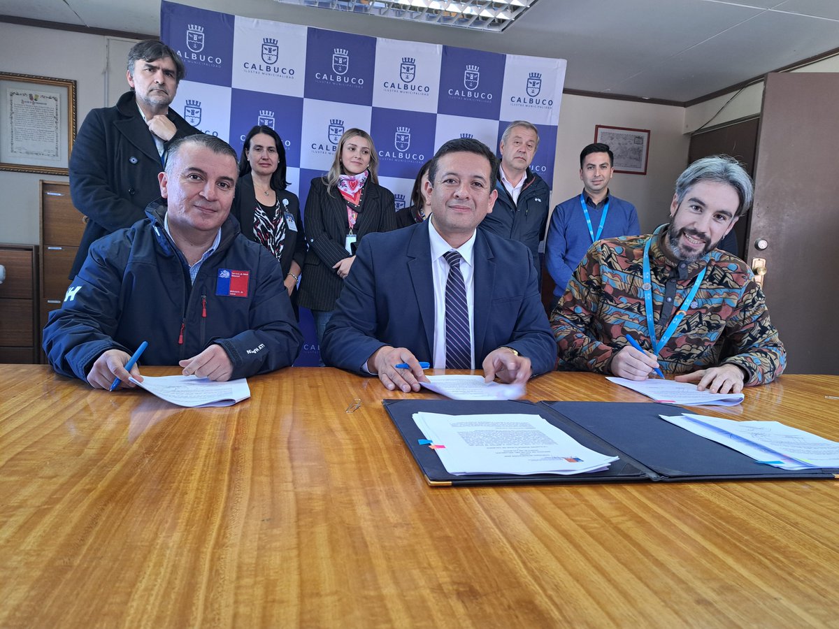 SSDelReloncavi's tweet photo. El Servicio de Salud Del Reloncaví y el Hospital de Calbuco firmaron con la Ilustre Municipalidad de Calbuco, dos convenios -de integración y de laboratorio-, y el traspaso de recursos. https://t.co/9TUEfRscvZ