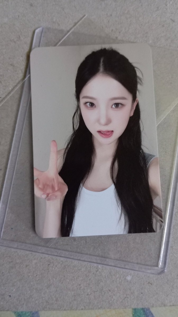 tingtzuy's tweet photo. feedback positivo para o @r_vvyt que vendeu essa yujin. o envio demorou um pouco, mas ele sempre avisava e chegou tudo certo. obrigada pela venda, amg 💜 https://t.co/33EbbFVUaD