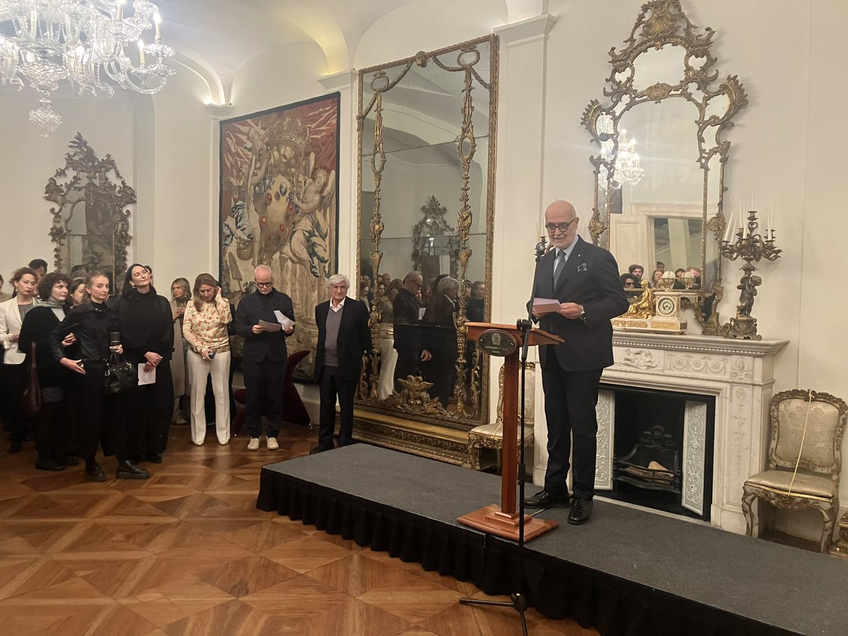 ItalyinUK's tweet image. The Italian Amb. @InigoLND this evening hosted a dinner to celebrate the opening of Penone’s exhibition at @SerpentineUK . Thanks to CEO @bettina_korek, Artistic Director @HUObrist, and the artist himself Giuseppe Penone. A special evening of #art and dialogue! #Serpentine
