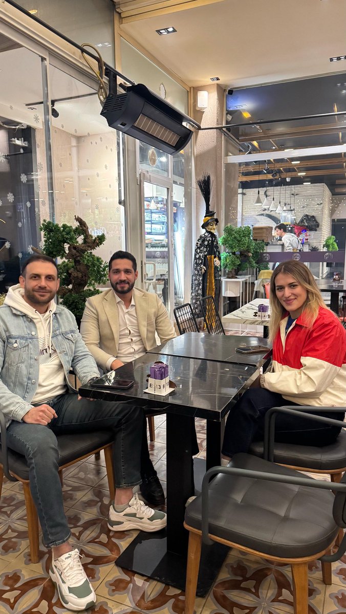 Olimpiyat şampiyonumuz Esra Yıldız Kahraman’la birlikteydik. Hem Paris Olimpiyatları’nda bir erkekle maça çıkarılarak hem de Sırbistan’da düzenlenen Dünya Kupası’nda, Sırp rakibini üstün farkla yenmesine rağmen ev sahibi sporcuya maç verilerek hakkı yenildi.

Tüm bu zorluklara