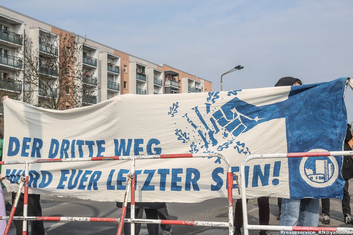 JAP_MaHe (@japmahe) on Twitter photo Rückblick auf die Nazidemo des 3. Weg am #b2903 in Hellersdorf
Mit einer internen Organisierung gelang es der Neonazipartei der 3. Weg 250 Neonazis aus ganz Deutschland an den Berliner Stadtrand nach #Hellersdorf zu mobilisieren. #antifa (1/6) Bild: <a href="/PresseserviceRN/">Presseservice_RN</a> Rückblick auf die Nazidemo des 3. Weg am #b2903 in Hellersdorf
Mit einer internen Organisierung gelang es der Neonazipartei der 3. Weg 250 Neonazis aus ganz Deutschland an den Berliner Stadtrand nach #Hellersdorf zu mobilisieren. #antifa (1/6) Bild: <a href="/PresseserviceRN/">Presseservice_RN</a>