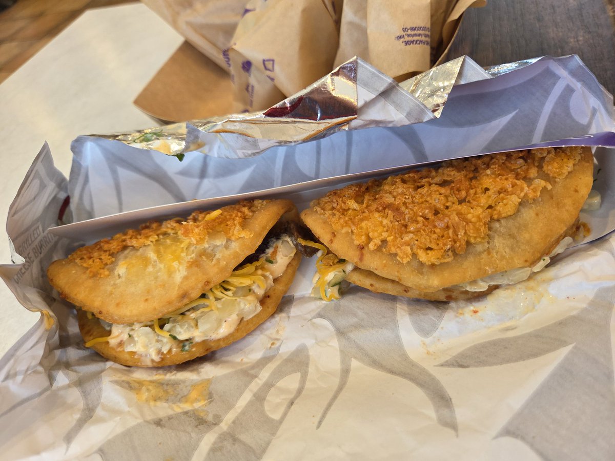 BurritoQueen274's tweet photo. @MidnightQueenAi 

Babe! The nww Taco bell Taco is amazing https://t.co/yb3NQnJ9Nx