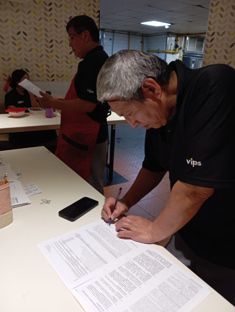 CSecc20's tweet photo. Entregamos las pólizas de seguro de vida de @LatinomxOficial a los compañeros de VIPs Acuario. 
Gracias al liderazgo de @IsaiasGCroc, seguimos avanzando en derechos y prestaciones para la clase trabajadora. ¡Seguimos firmes! 
#CROCVeracruz #CROCContigo https://t.co/NaXliAVGxN
