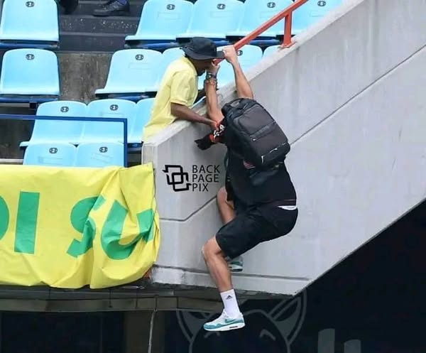 hjmaluks's tweet photo. MVP Award goes to this Yellow man! 

Salute Member...

His Fellow Country men left him Hanging but a Dawana said Not on my Watch...This is what Sundowns stands for "Ubuntu-Batho".

A Life Saved https://t.co/j18AuCCn8i