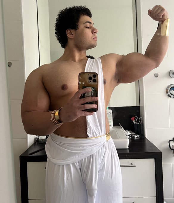 Watch Pedro's leaked NSFW photo on TwXstars