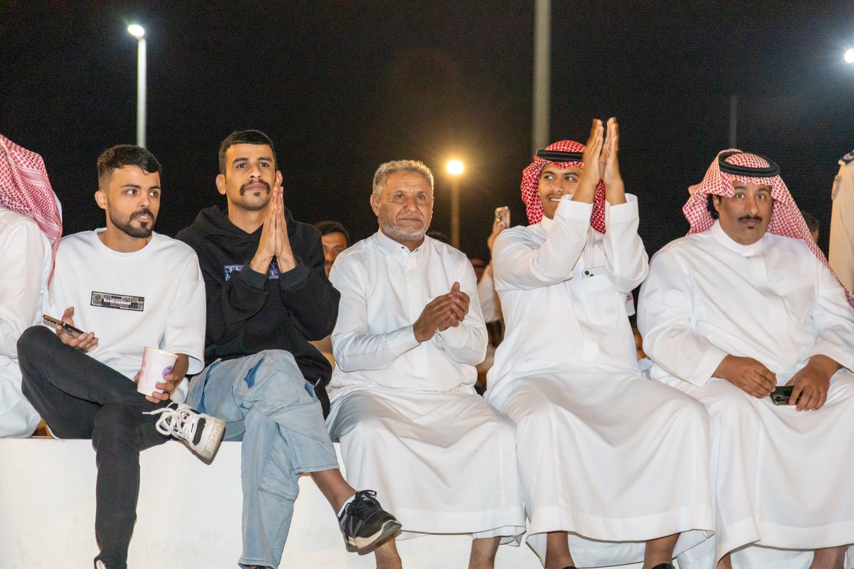 tarfih_arar's tweet photo. احتفالات #عيد_الفطر_المبارك في #الحدود_الشمالية تتألق بأجواء الفرح والبهجة، مع فعاليات مميزة وعروض فنية أحياها النجم عبدالمجيد الفهاد وسط تفاعل جماهيري كبير 🎶 https://t.co/iJamRGwlGi