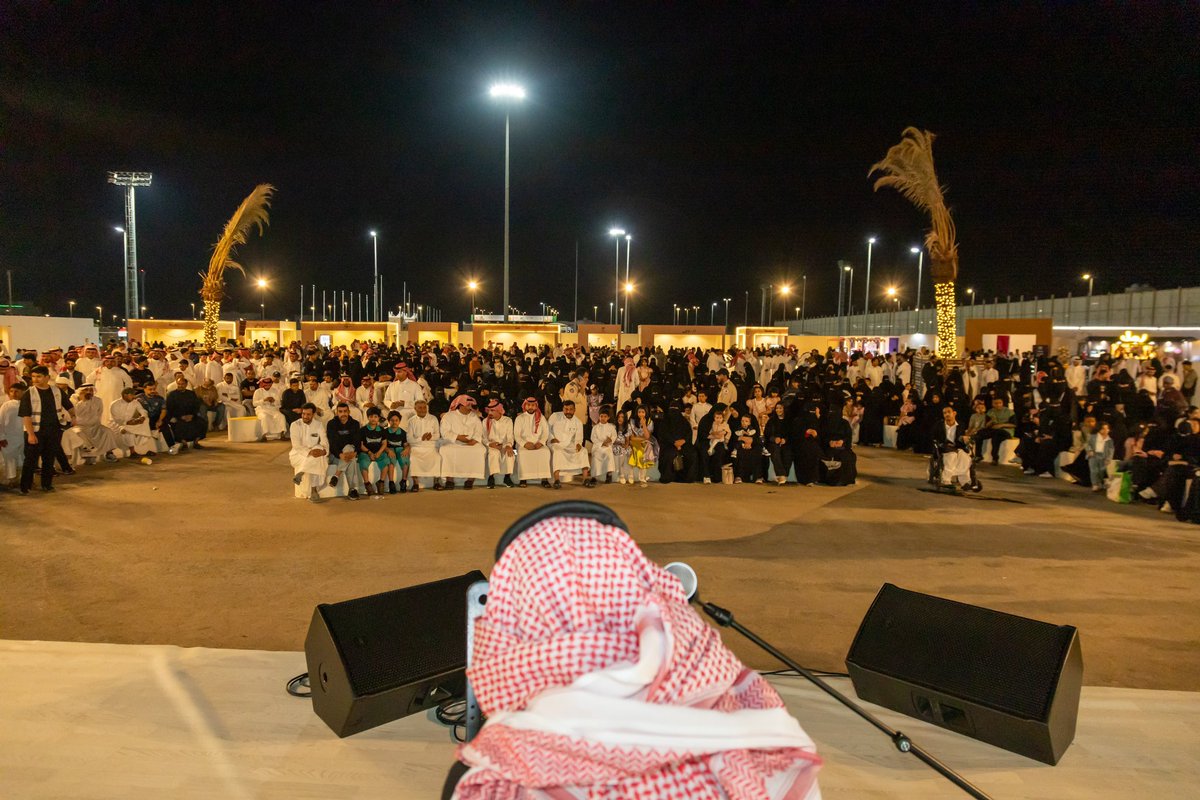 tarfih_arar's tweet photo. احتفالات #عيد_الفطر_المبارك في #الحدود_الشمالية تتألق بأجواء الفرح والبهجة، مع فعاليات مميزة وعروض فنية أحياها النجم عبدالمجيد الفهاد وسط تفاعل جماهيري كبير 🎶 https://t.co/iJamRGwlGi