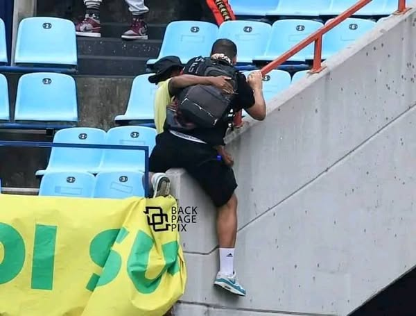 hjmaluks's tweet photo. MVP Award goes to this Yellow man! 

Salute Member...

His Fellow Country men left him Hanging but a Dawana said Not on my Watch...This is what Sundowns stands for "Ubuntu-Batho".

A Life Saved https://t.co/j18AuCCn8i