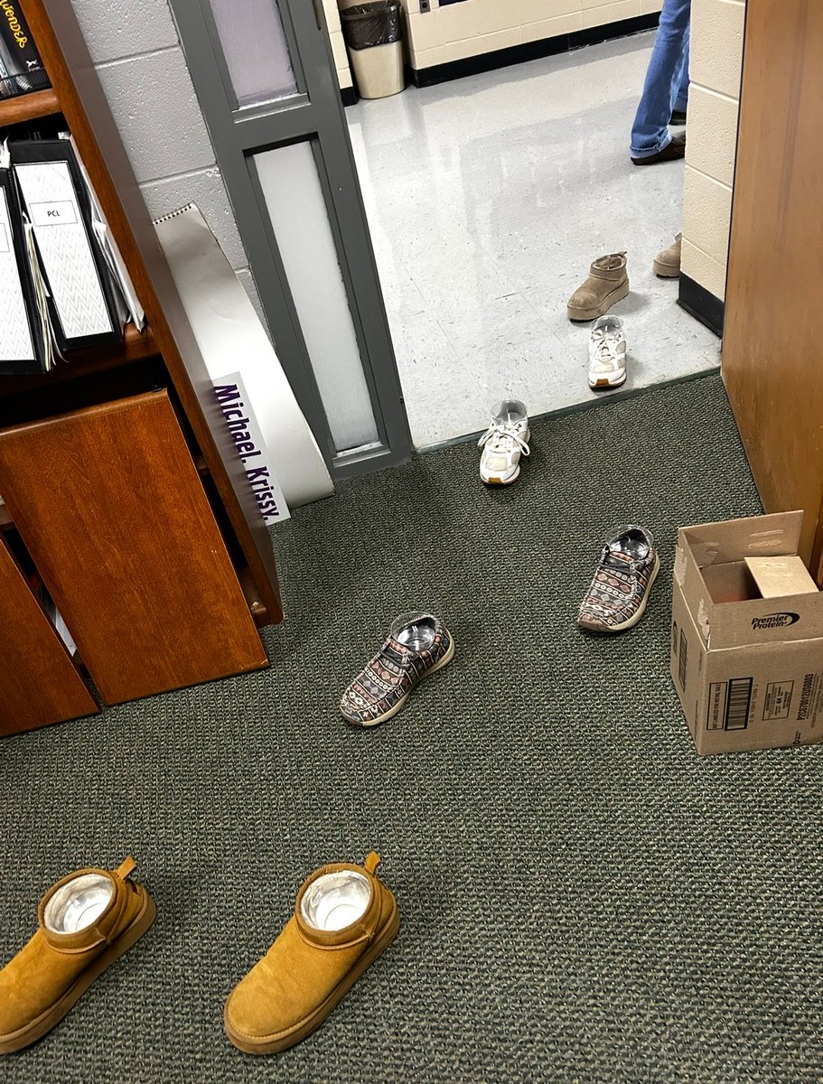 HermitageSchool's tweet image. 🚨 BREAKING NEWS 🚨: Water was &quot;running&quot; into Mrs. Friedman&apos;s principal&apos;s office today! But don’t worry, it wasn’t a plumbing disaster—just a little flooding fun! April Fools! Mrs. Friedman was pranked! 💦😂💜💛 #HornetPrank #AprilFoolsFun #WeAreHermitage #StrongerTogether