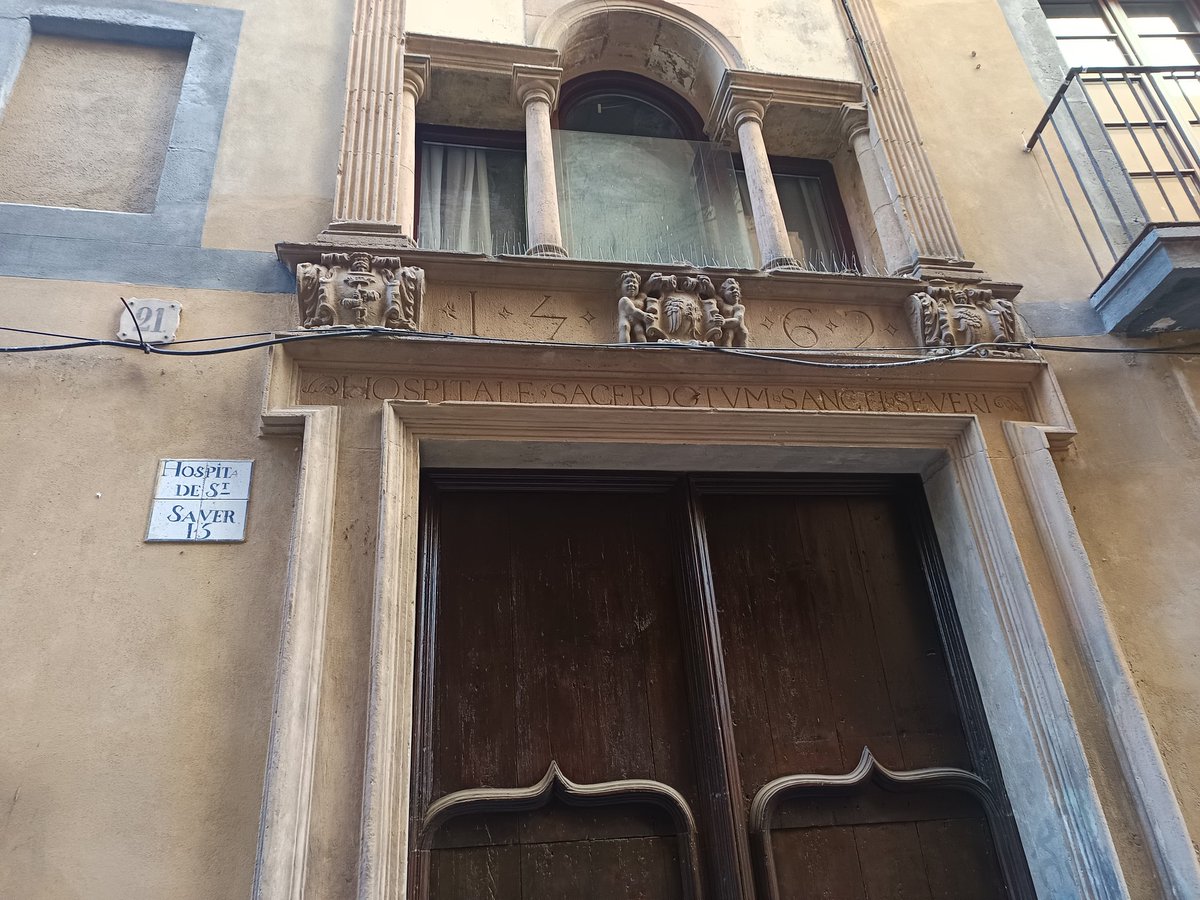 jbarceloprats's tweet image. Avui he tingut l&apos;oportunitat d&apos;impartir una classe del màster en cultures medievals de la @UniBarcelona. Però no ha estat un classe qualsevol, ja que s&apos;ha realitzat a l&apos;Hospital de Sant Saver. Gràcies al prof. @toniconejo72, @IRCVM i als responsables de la col·lecció Casacuberta.