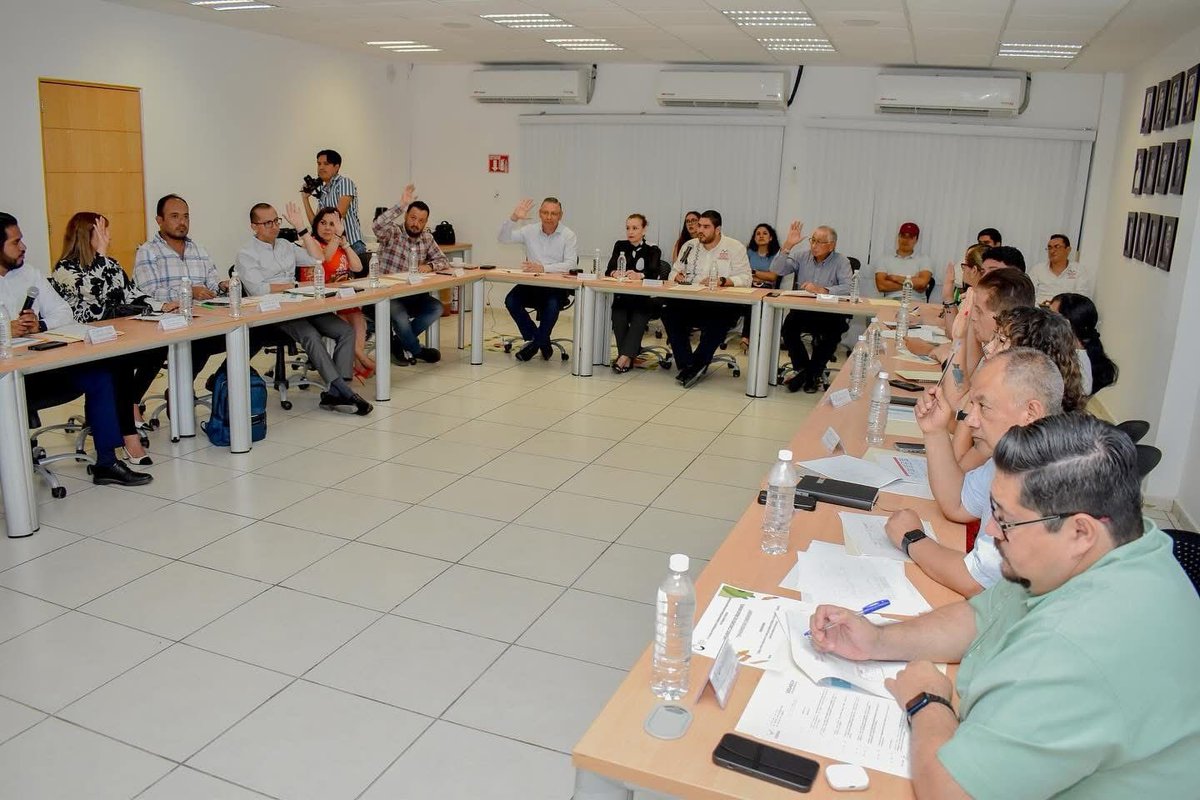 El día de ayer 31 de marzo del 2025, en las Instalaciones de la Cámara Nacional de Comercio SERVYTUR, se llevó a cabo la Primera Sesión del Consejo Consultivo, en la cual se realizó la presentación del Informe de Seguimiento del Primer Trimestre de 2025.