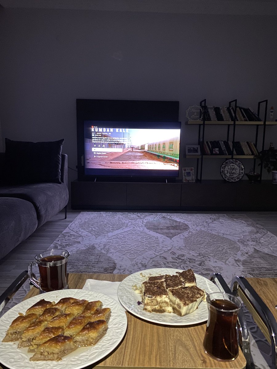 Klasik baklavacı erkek ve her gördüğü abudik gubidik tatlıyı deneyen kız ilişkisi :Dd