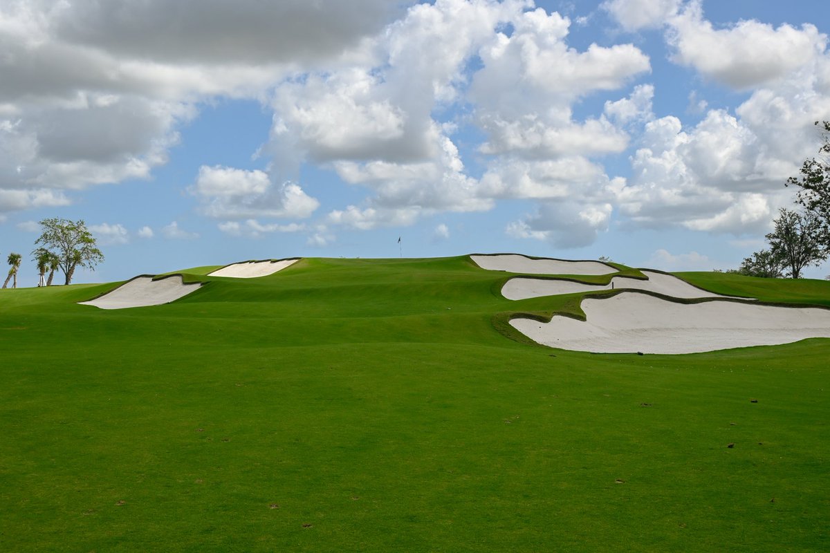 JakeStoutland's tweet image. Played the newest course at Apogee yesterday. One of the most exceptional all around golfing experiences anywhere. Here’s what it was like:
Much different than many other Florida courses. As you approach the property through flat agricultural land, the entrance marks a dramatic…