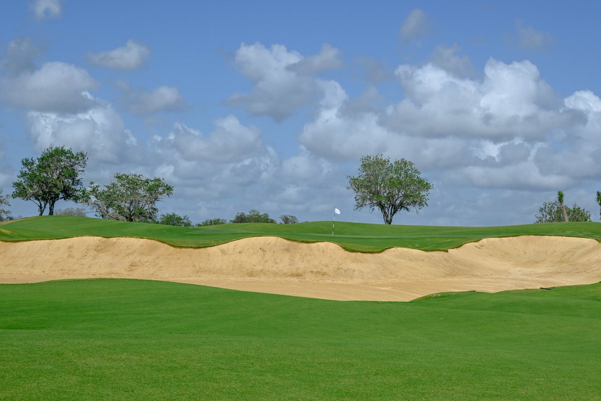 JakeStoutland's tweet image. Played the newest course at Apogee yesterday. One of the most exceptional all around golfing experiences anywhere. Here’s what it was like:
Much different than many other Florida courses. As you approach the property through flat agricultural land, the entrance marks a dramatic…