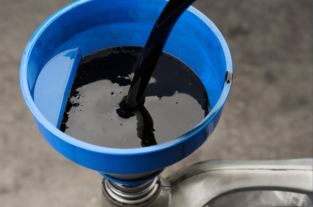 Did you know that motor oil can be recycled, cleaned, and then used again?

Help keep motor oil from polluting the soil, groundwater, and rivers by learning more about the ways you can recycle used oil and filters: cityofsacramento.gov/public-works/r…