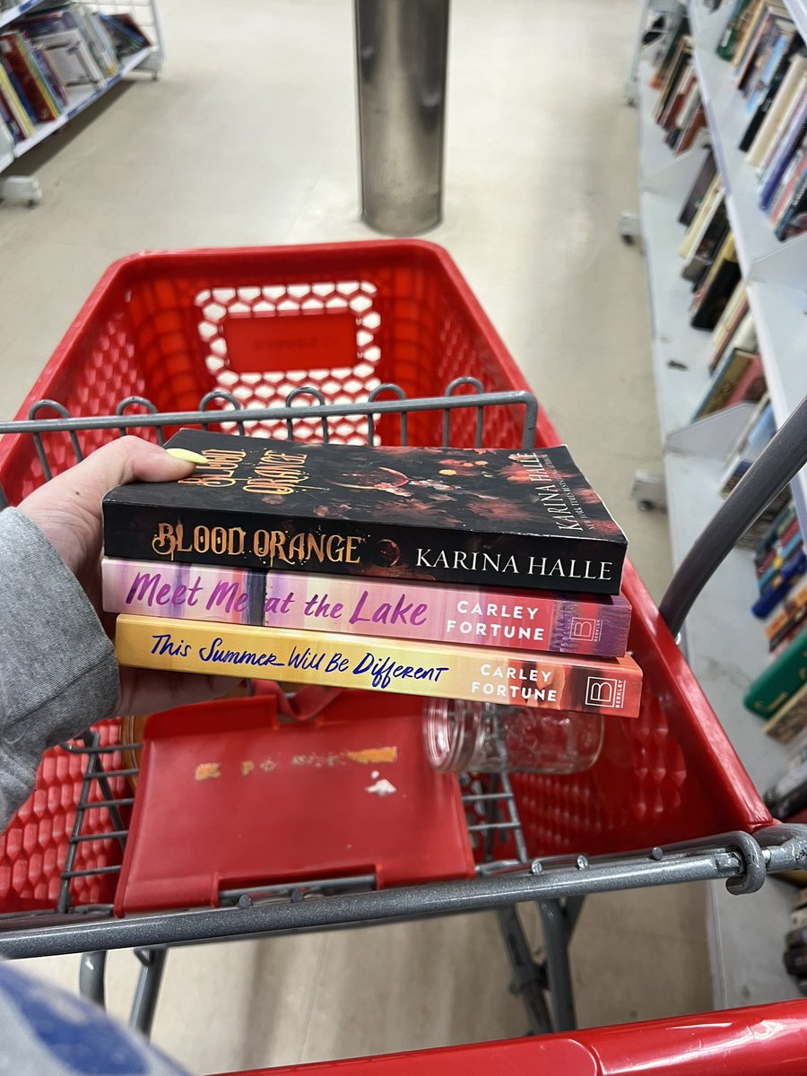 __ForestWitch__'s tweet photo. I love good thrift store finds https://t.co/cikFwCqFD1