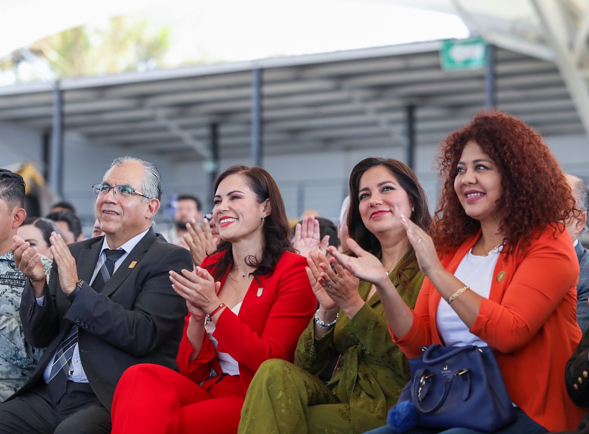 AleGutierrez_mx's tweet photo. ⚠️¡𝗠𝗮𝘀 𝗱𝗲 𝟭,𝟵𝟬𝟬 𝗼𝗯𝗿𝗮𝘀 𝗾𝘂𝗲 𝘁𝗿𝗮𝗻𝘀𝗳𝗼𝗿𝗺𝗮𝗻 𝗮 𝗟𝗲𝗼𝗻!🚧🏗️

Hoy, junto a la gobernadora @LibiaDennise , presentamos 𝗔𝘃𝗮𝗻𝘇𝗮 𝗟𝗲𝗼́𝗻, un magno evento donde demostramos con hechos que estamos cumpliendo. 🤝🏼✨

Son 1,900 obras en 4 años, ¡casi 1.3 obras diarias! Obras que ustedes han pedido, obras que realmente necesita nuestra ciudad.🚧👷🏻‍♀️👷🏻

Esto ha sido posible gracias a la escucha permanente, al trabajo cercano y al compromiso con lo más valioso que tiene León: su gente.🧑‍🧑‍🧒‍🧒🩵

¡𝗦𝗶𝗴𝗮𝗺𝗼𝘀 𝗰𝗼𝗻𝘀𝘁𝗿𝘂𝘆𝗲𝗻𝗱𝗼 𝗷𝘂𝗻𝘁𝗼𝘀 𝘂𝗻 𝗟𝗲𝗼́𝗻 𝗴𝗿𝗮𝗻𝗱𝗲 𝘆 𝗳𝘂𝗲𝗿𝘁𝗲, 𝗹𝗮 𝗰𝗶𝘂𝗱𝗮𝗱 𝗾𝘂𝗲 𝘁𝗼𝗱𝗼𝘀 𝗾𝘂𝗲𝗿𝗲𝗺𝗼𝘀! 🙏🏻🦁

#AvanzaLeón 
#martes 
#Guanajuato